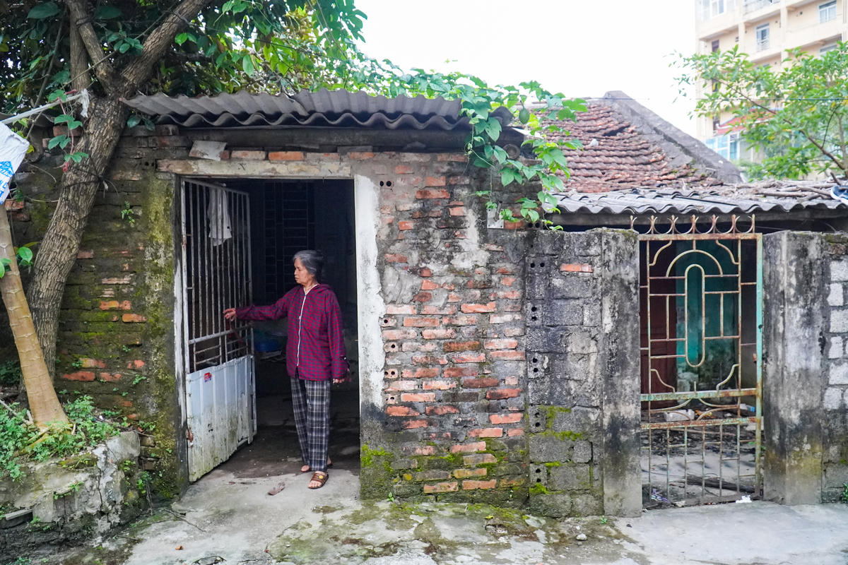 Những căn nhà cấp 4 xập xệ là nơi trú ngụ của hàng chục hộ dân phố Thành Công trong nhiều năm qua. Ảnh: Đình Minh