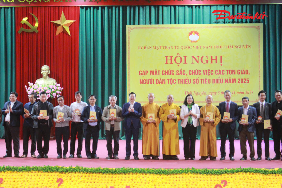 Lãnh đạo tỉnh Thái Nguyên tặng quà cho các đại biểu là chức sắc, chức việc, người có uy tín tiêu biểu trong đồng bào dân tộc, tôn giáo trên địa bàn tỉnh. Ảnh: Thu Huệ.