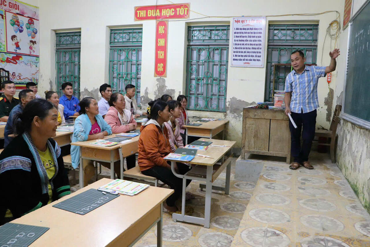 Những năm qua, ngành Giáo dục đóng vai trò cốt lõi trong việc nâng cao chất lượng nguồn nhân lực, củng cố hệ thống trường chuyên biệt và đẩy mạnh xóa mù chữ. Ảnh minh họa.