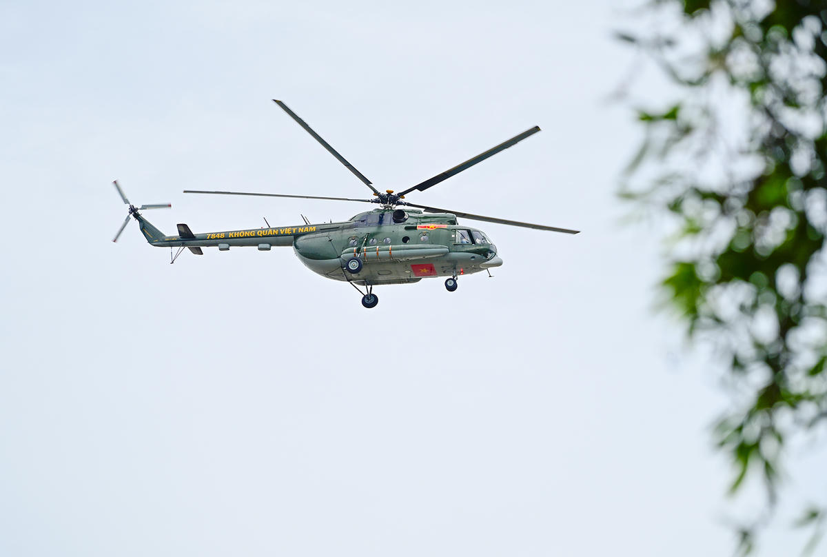 Một máy bay trong tổ bay gầm rú trên bầu trời Rạch Giá. Ảnh Nguyễn Minh.