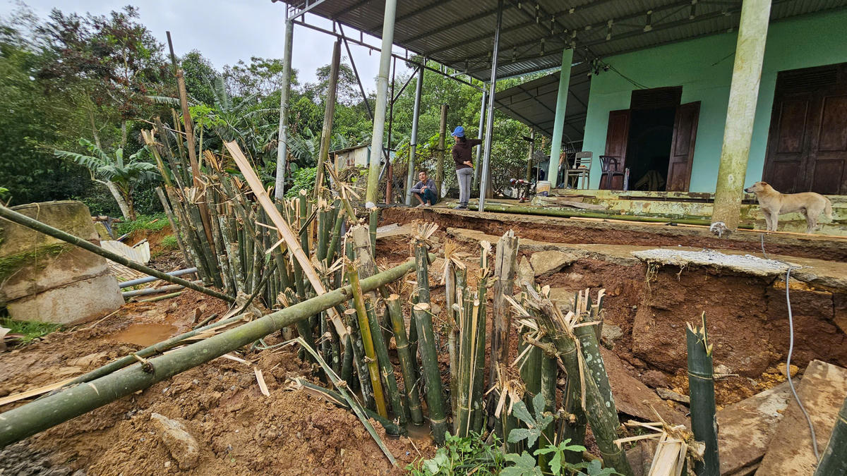 Tình trạng sạt lở tại nhà bà Thương. Ảnh: Đ.Đ.