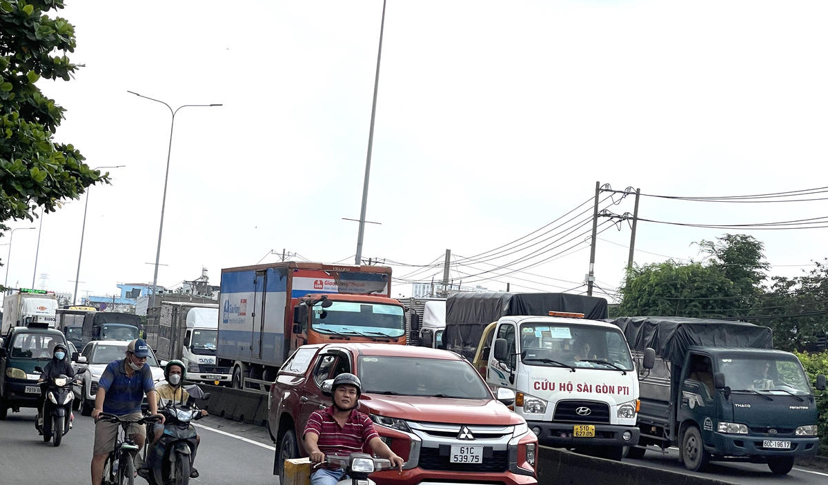 Theo ghi nhận, các phương tiện ô tô di chuyển qua nút ngã tư Đình rất khó khăn nhưng xe gắn máy lưu thông bình thường. Các phương tiện ô tô được cho phép di chuyển vào lãn hỗn hợp cùng với xe gắn máy. Ảnh: Đ.Xá.