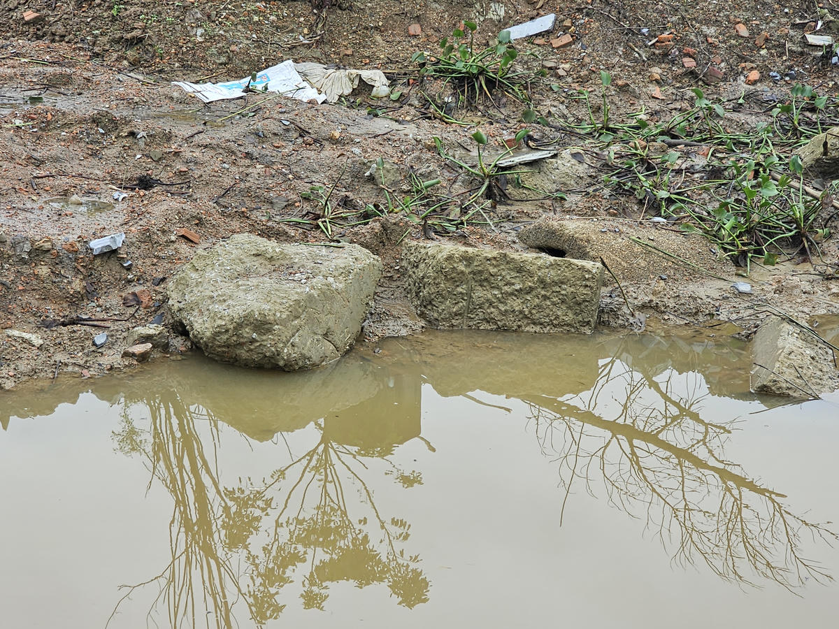 Các khối bê tông được cho là từ mố cầu Lò Gạch sập đổ. Ảnh: Quốc Thanh