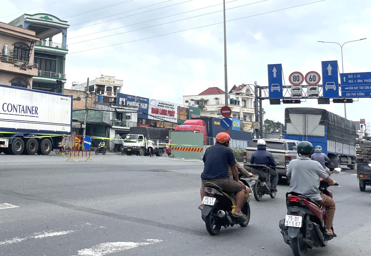 Theo ghi nhận ngày 5/11, đơn vị thi công mới rào chắn 1 làn đường (trong số 2 làn dành cho ô-tô) dọc quốc lộ theo chiều từ Bắc và Nam. Ảnh: Đ.Xá.