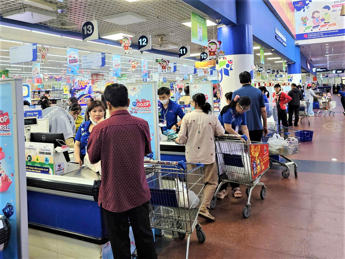 Rất đông người dân đến siêu thị&nbsp;Co.opmart mua sắm dự trữ lương thực phòng chống bão số 13. Ảnh: Tấn Thành.