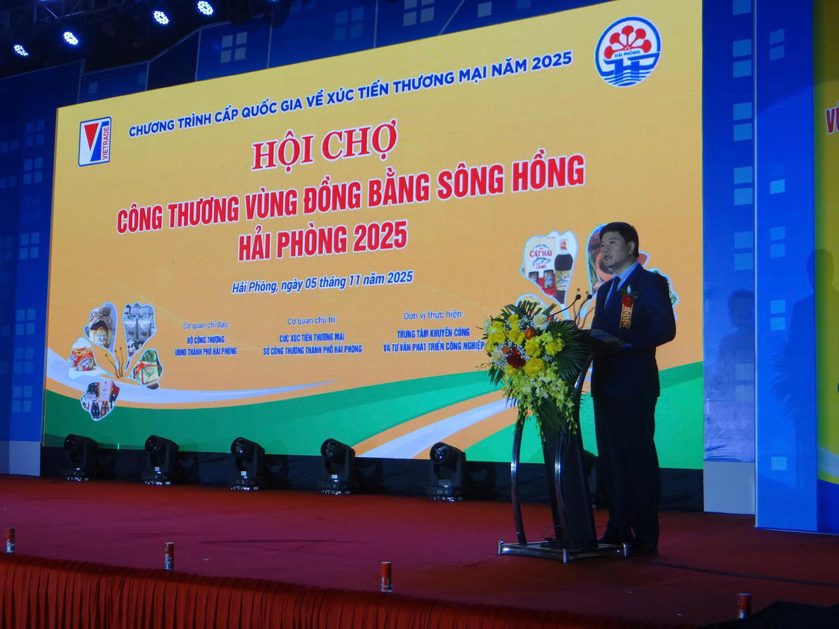 Phó Chủ tịch UBND TP Hải Phòng Hoàng Minh Cường phát biểu khai mạc. Ảnh: ĐT. 