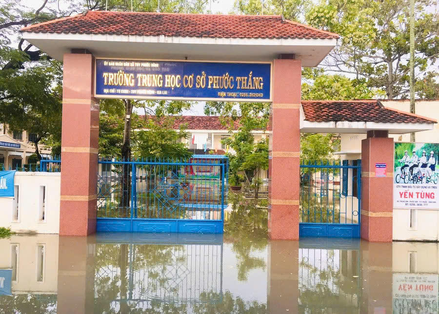 Một ngôi trường tỉnh Gia Lai mưa lớn bị ngập nước. Ảnh minh họa.