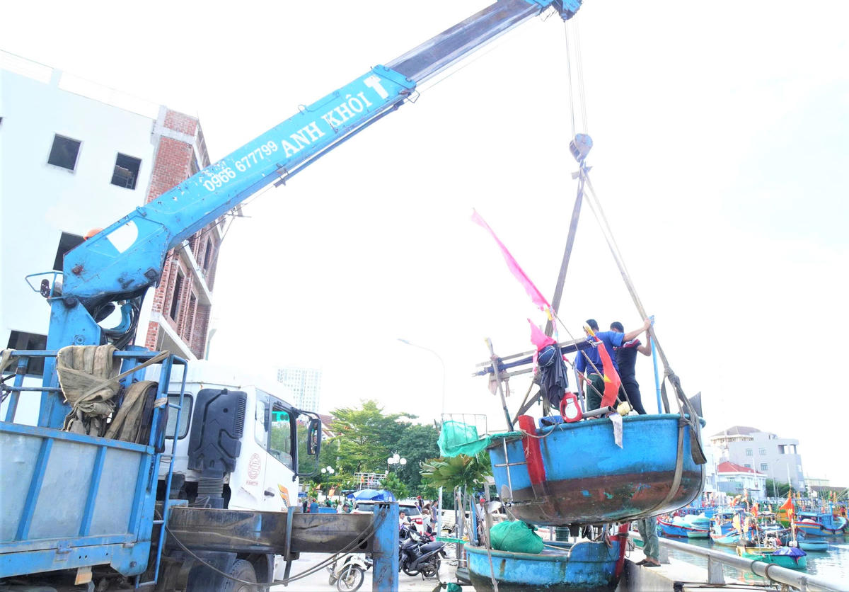 Ngư dân phường Quy Nhơn, tỉnh Gia Lai thuê xe cầu ghe đưa lên bờ. Ảnh: CV.