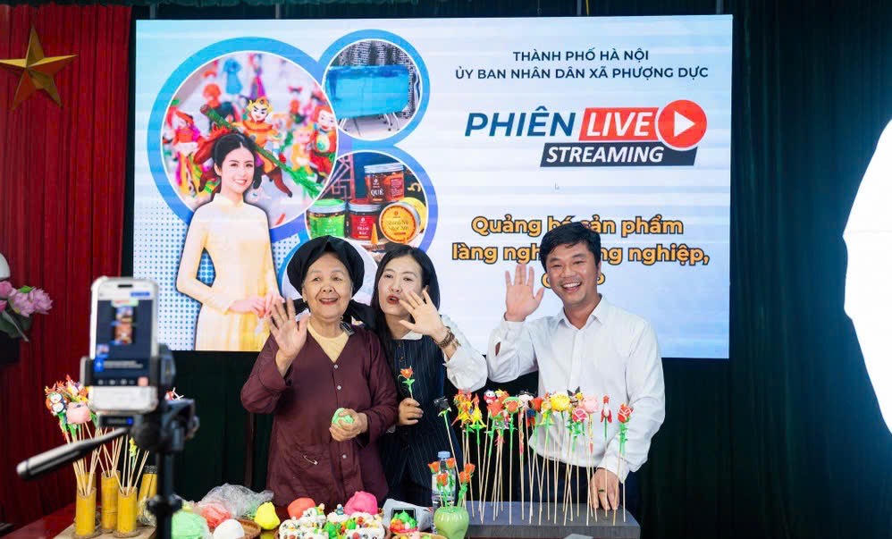 Người dân xã Phượng Dực được trang bị phòng Livestream miễn phí. 	Ảnh: T.B