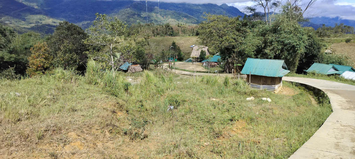 Vết nứt đe dọa đến cuộc sống của các hộ dân đồng bào Xơ Đăng. Ảnh: CV.