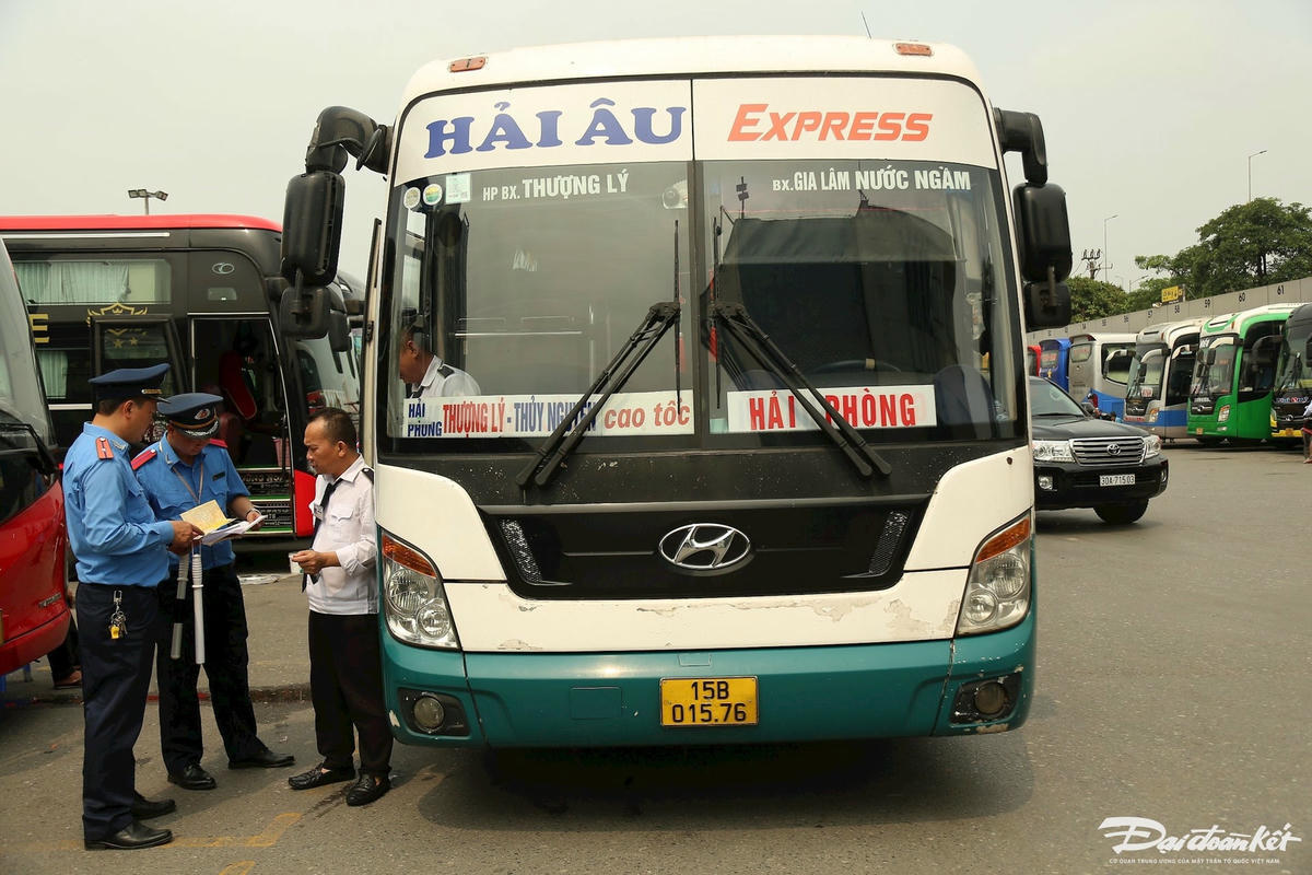 Phòng Kiểm tra giao thông vận tải sẽ triển khai kế hoạch chuyên đề kiểm tra hoạt động kinh doanh vận tải hành khách bằng xe ô tô, từ nay đến hết năm 2025. Ảnh: Lê Khánh.. 