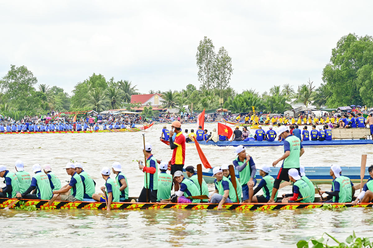 Không khí náo nhiệt trên dòng Cái Lớn. Ảnh Nguyễn Minh.
