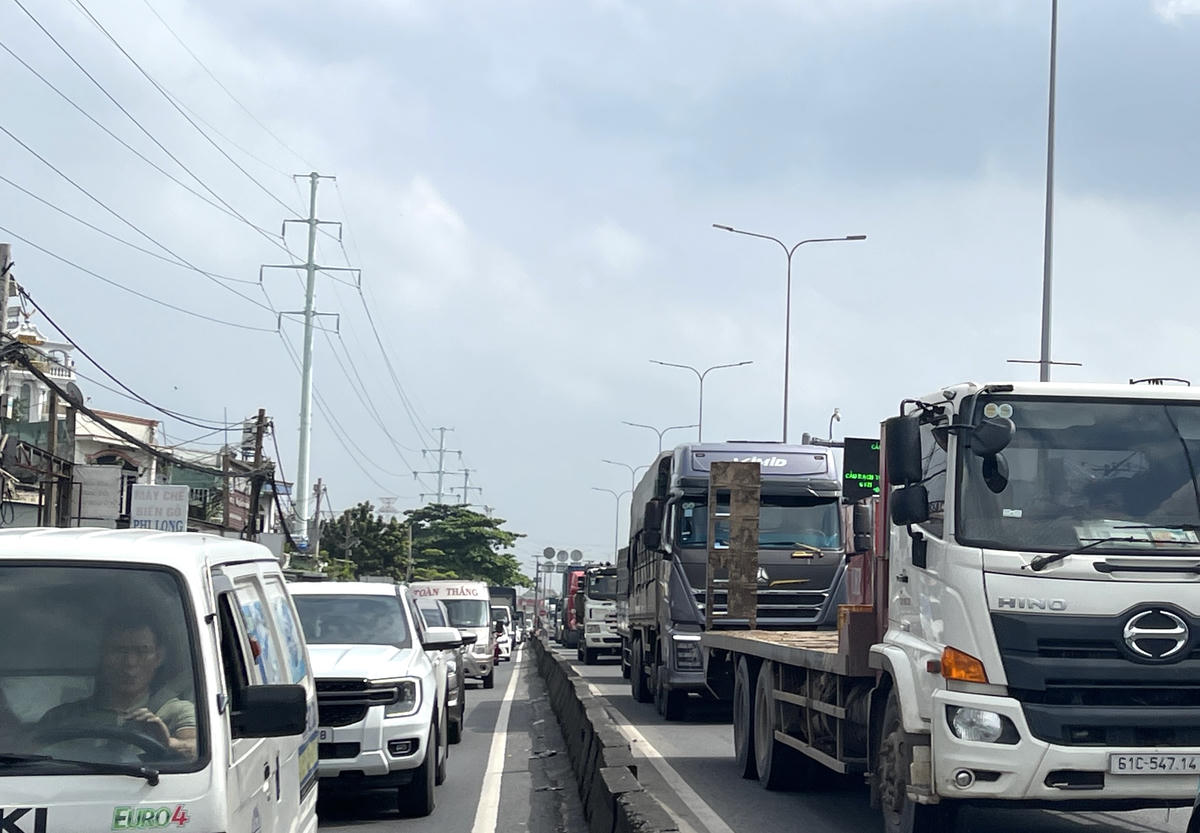 Tuy nhiên, do đây là trục Quốc lộ 1A đi qua TPHCM nên lưu lượng phương tiện di chuyển nhiều, ở cả 2 chiều Bắc-Nam. Ảnh: Đ.Xá.