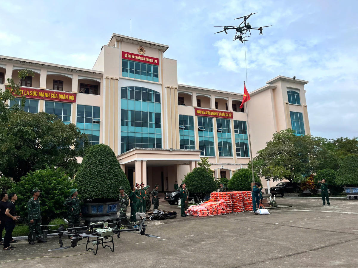 Bộ CHQS tỉnh Gia Lai đã triển khai kế hoạch sử dụng các phương tiện bay không người lái (drone) phục vụ trinh sát, cứu hộ, vận chuyển nhu yếu phẩm. Ảnh: CV.
