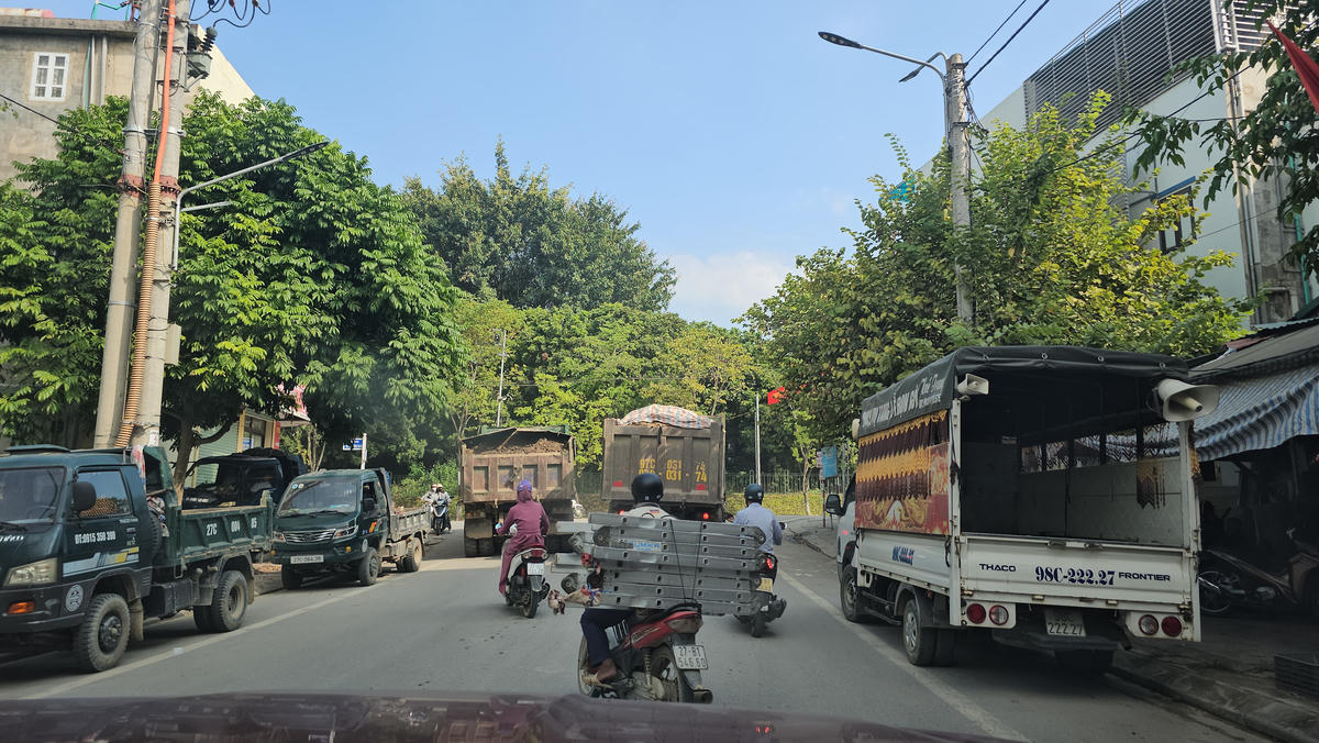 Xe tải băng băng qua các tuyến đường, phố. Ảnh: T.H