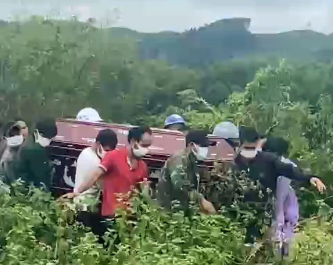 Thi thể bà V. đã được bàn giao cho người thân đưa về lo hậu sự. Ảnh: UB.