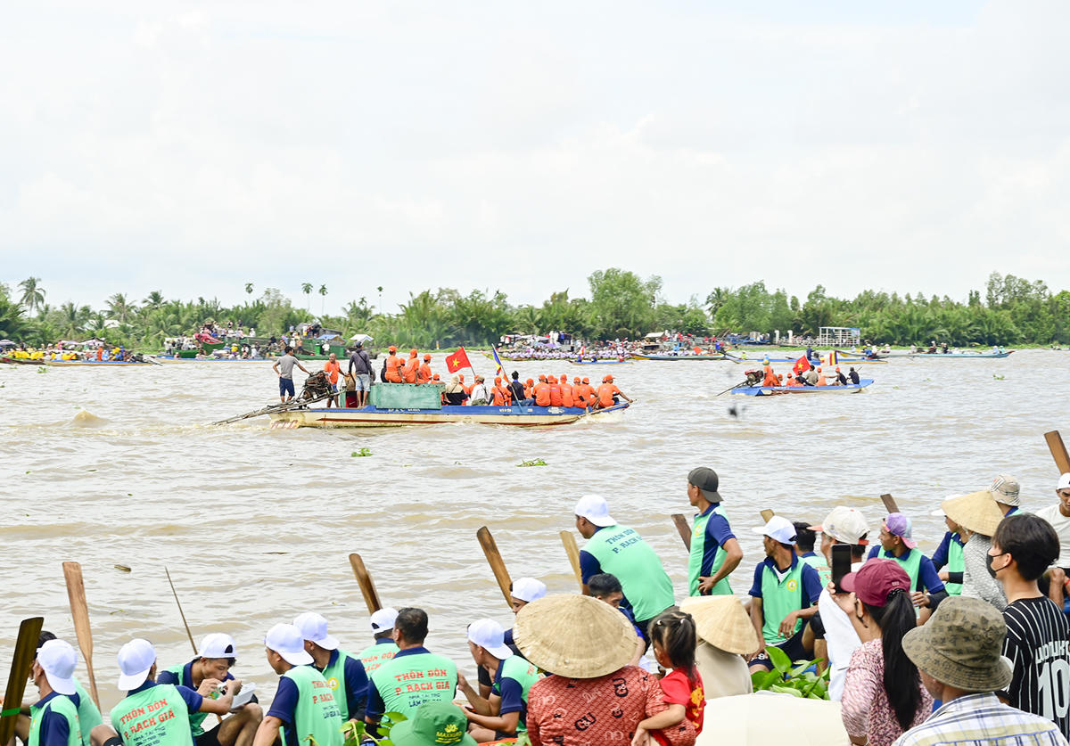 Cổ động viên chạy xuồng ghe theo các đội đua cổ vũ thi đấu. Ảnh Nguyễn Minh.