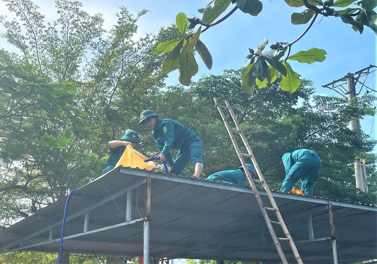 Lực lượng chức năng Đà Nẵng khẩn trương chằng chống nhà cửa, trường học ứng phó bão số 13. Ảnh: CV.