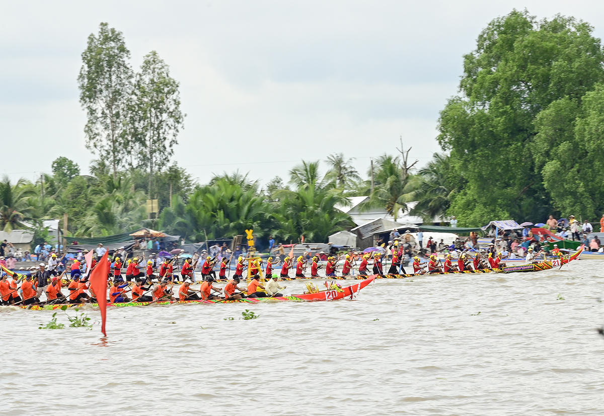 Các đội ghe ngo tranh tài trên đường đua. Ảnh Nguyễn Minh.