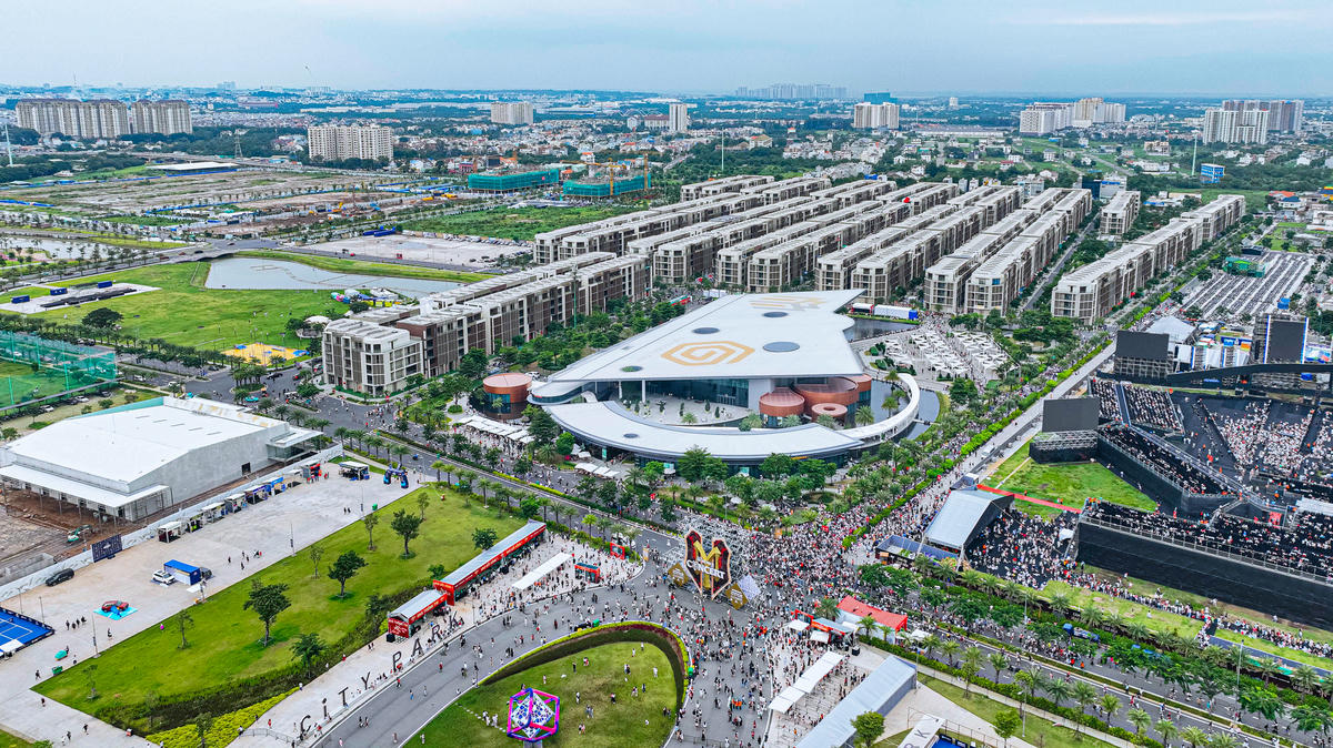 Một trong những điểm nổi bật của đường Liên Phường chính là đoạn xuyên qua đô thị quốc tế “tỷ đô” The Global City - dự án khu đô thị biểu tượng của Masterise Homes. Chỉ tính riêng năm 2024, The Global City đã đón hơn 3 triệu lượt khách tham quan đến trải nghiệm tiện ích và chuỗi sự kiện - lễ hội tầm cỡ, trong khi khu SOHO đã nhanh chóng thu hút cư dân về sinh sống cùng hàng trăm thương hiệu F&amp;B, giáo dục, dịch vụ và giải trí hoạt động sôi động.