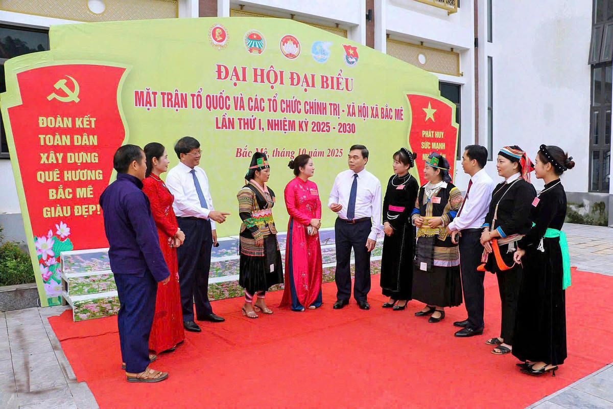 Phó Bí thư Tỉnh ủy, Chủ tịch Ủy ban MTTQ Việt Nam tỉnh Tuyên Quang Ma Thế Hồng (đứng giữa) trao đổi với cán bộ Mặt trận và các tổ chức chính trị - xã hội tại xã Bắc Mê. Ảnh: hoàng Tuyến