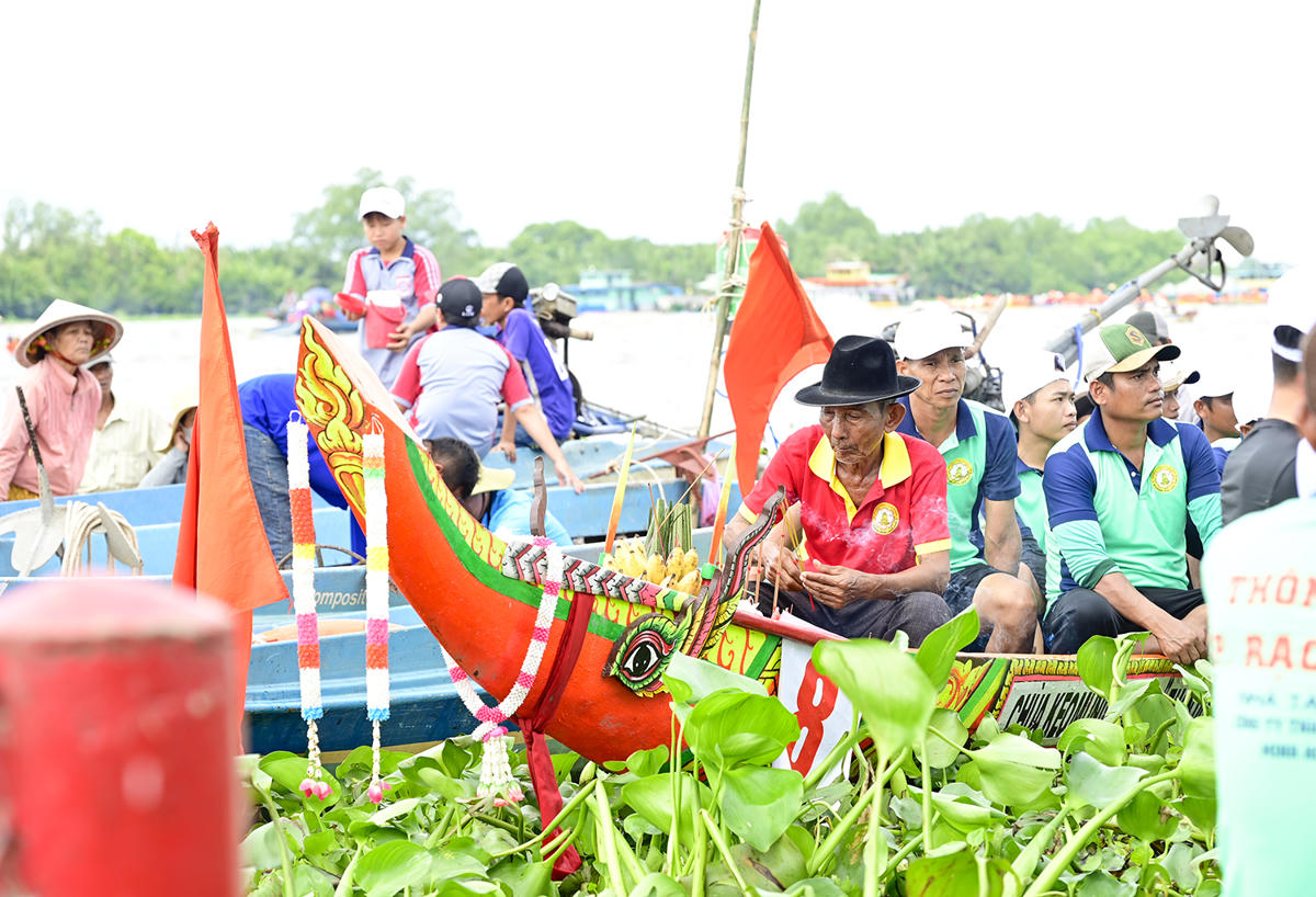 Ngày hội cũng nhằm phát huy nét văn hoá phong phú, độc đáo của đồng bào dân tộc Khmer; phát huy những tài năng nghệ thuật, tạo điều kiện để nâng cao chất lượng phong trào văn hoá - văn nghệ, thể dục thể thao trong vùng có đông đồng bào dân tộc Khmer sinh sống trên địa bàn tỉnh. Ảnh Nguyễn Minh. 
