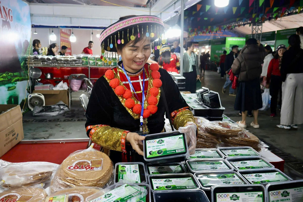 Hội chợ là dịp giới thiệu, quảng bá các sản phẩm công nghiệp, tiểu thủ công nghiệp, làng nghề, nông sản đặc trưng. Ảnh: ĐT. 