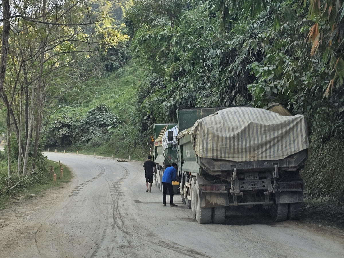 Đất đá, vật liệu xây dựng được vận chuyển bằng nhiều xe tải trọng lớn. Ảnh: T.H