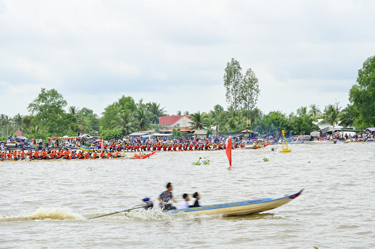 Ngày hội Văn hóa, Thể thao và Du lịch đồng bào Khmer tỉnh An diễn ra vào dịp Lễ hội Ok-Om-Bok, vào thời điểm kết thúc vụ mùa để tỏ lòng biết ơn đối với Mặt Trăng - vị thần thiên nhiên đã giúp đỡ người dân trong việc bảo vệ mùa màng, điều hòa thời tiết, đem lại cây trái tốt tươi và sự no ấm cho phum, sóc. Ảnh Nguyễn Minh.