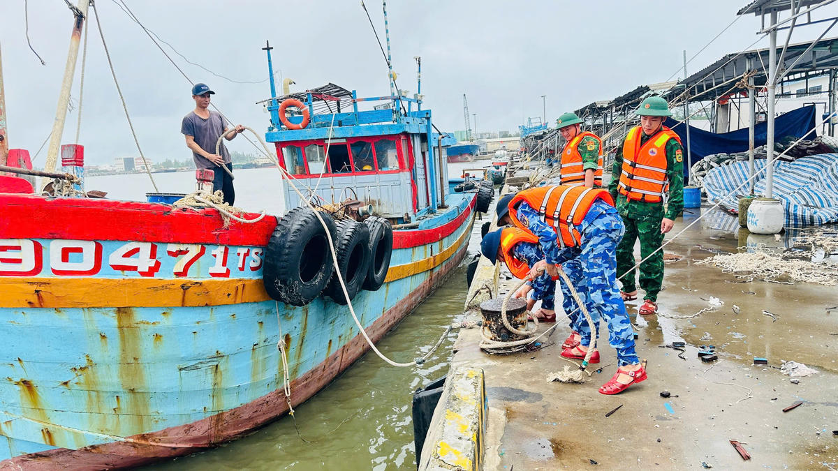 Lực lượng Hải đoàn 21 giúp ngư dân neo đậu tàu thuyền trú tránh bão số 13. Ảnh: CV.