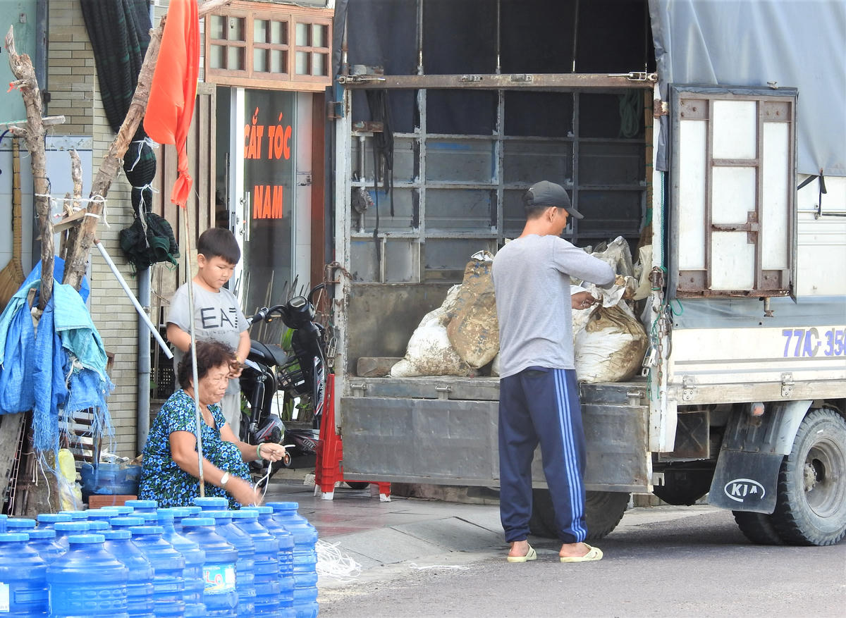 Người dân phường Quy Nhơn Đông sử dụng bình lọc nước 20 lít chằng chống nhà cửa. Ảnh: Đình Sang.