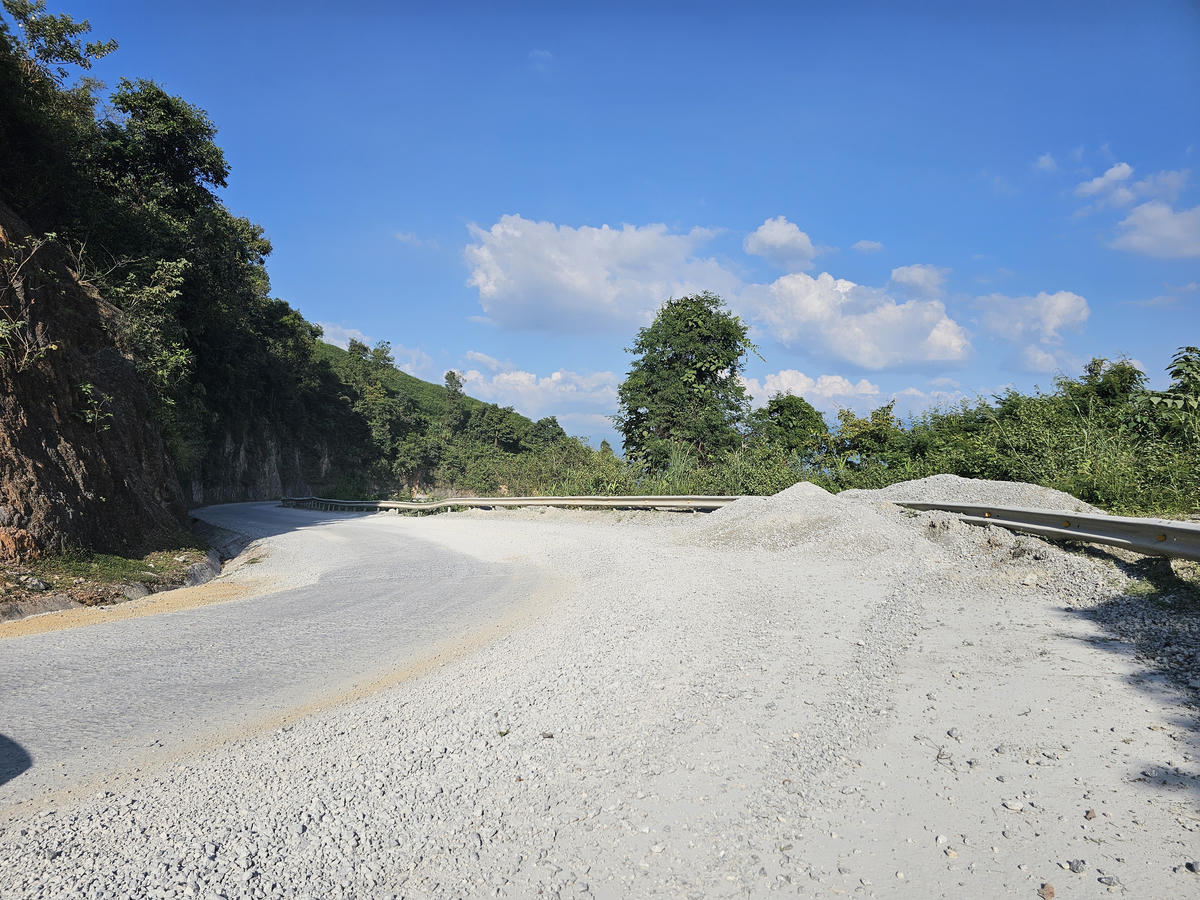 &nbsp;Quốc lộ 279 có nhiều đoạn bị xuống cấp, nguy cơ mất an toàn giao thông. Ảnh: T.H