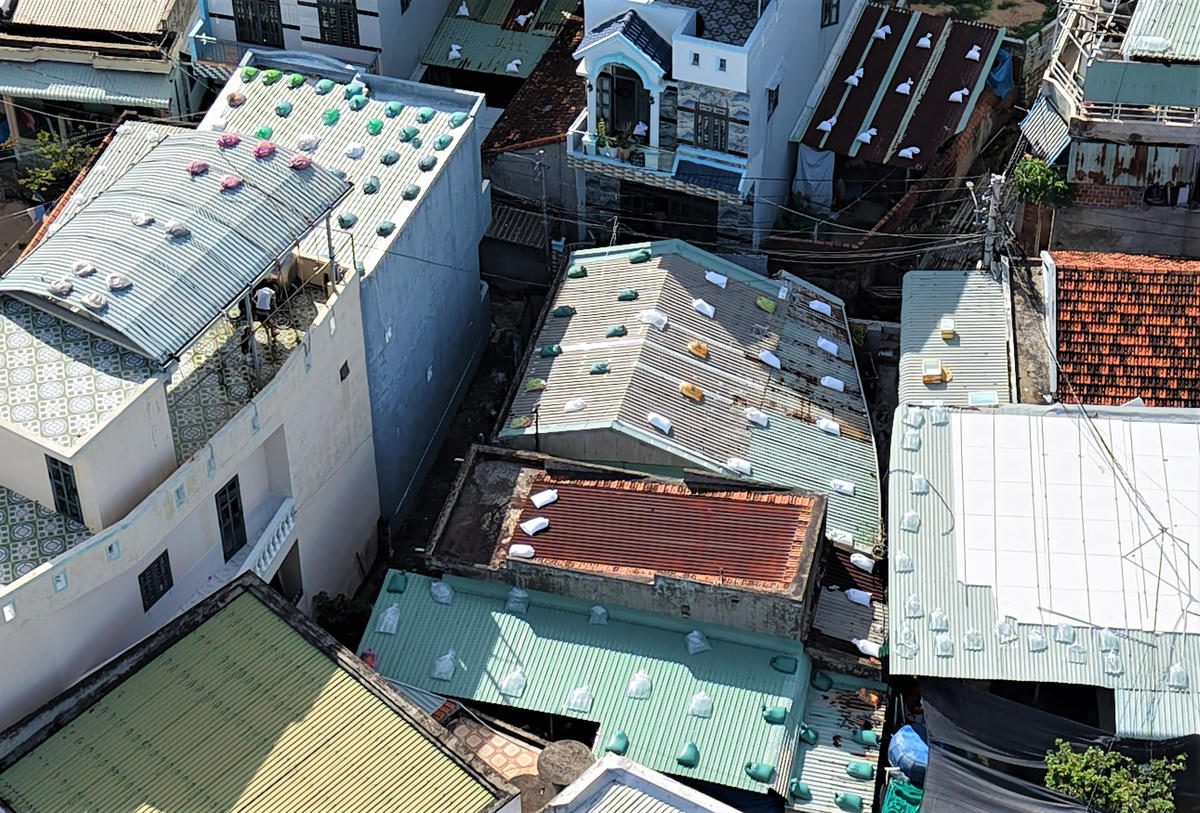 Một góc nhiều nhà cửa ở&nbsp;phường Quy Nhơn Đông chằng chống mái nhà phòng chống bão số 13. Ảnh: Tấn Thành.