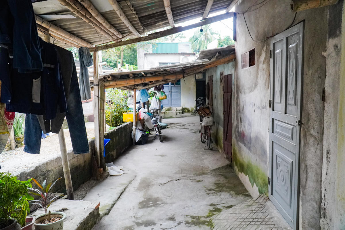 Chưa biết đế bao giờ, người dân sống trong vùng dự án mới được di dời đến nơi ở mới. Ảnh: Đình Minh