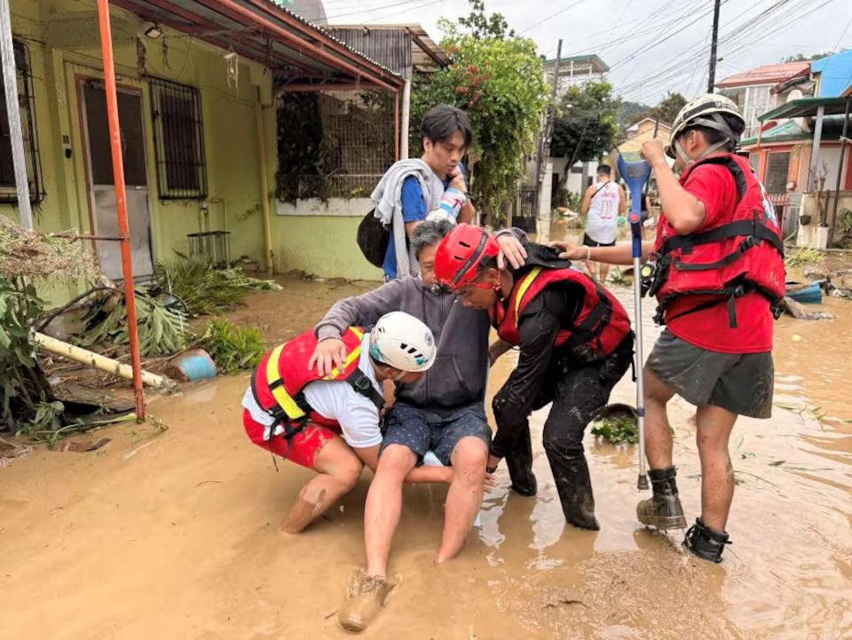 Nhân viên Hội Chữ thập đỏ Philippines giải cứu một người dân sau trận mưa xối xả do bão Kalmaegi gây ra tại Talamban, Thành phố Cebu, Philippines. Nguồn: Reuters.