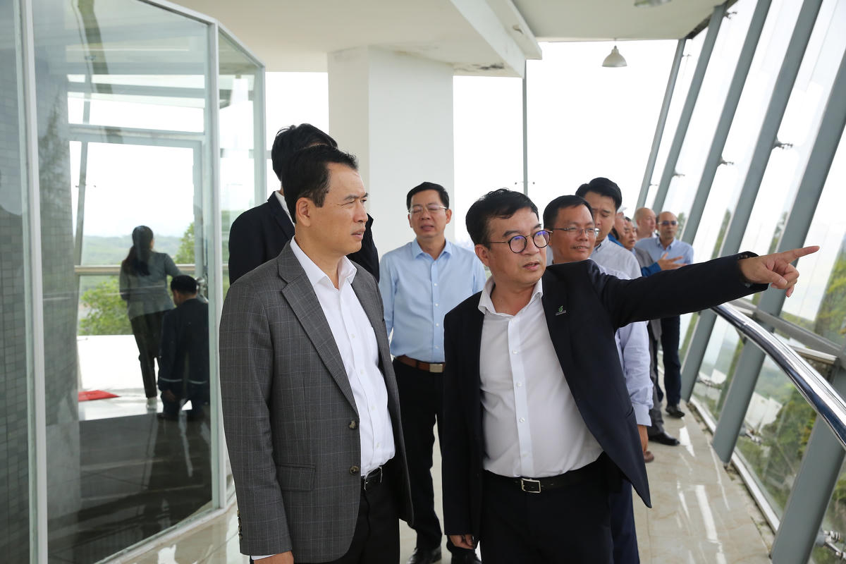 Ông Nguyễn Việt Thắng - Tổng Giám đốc BSR giới thiệu về NMLD Dung Quất với Đoàn công tác của Bộ Công Thương Lào