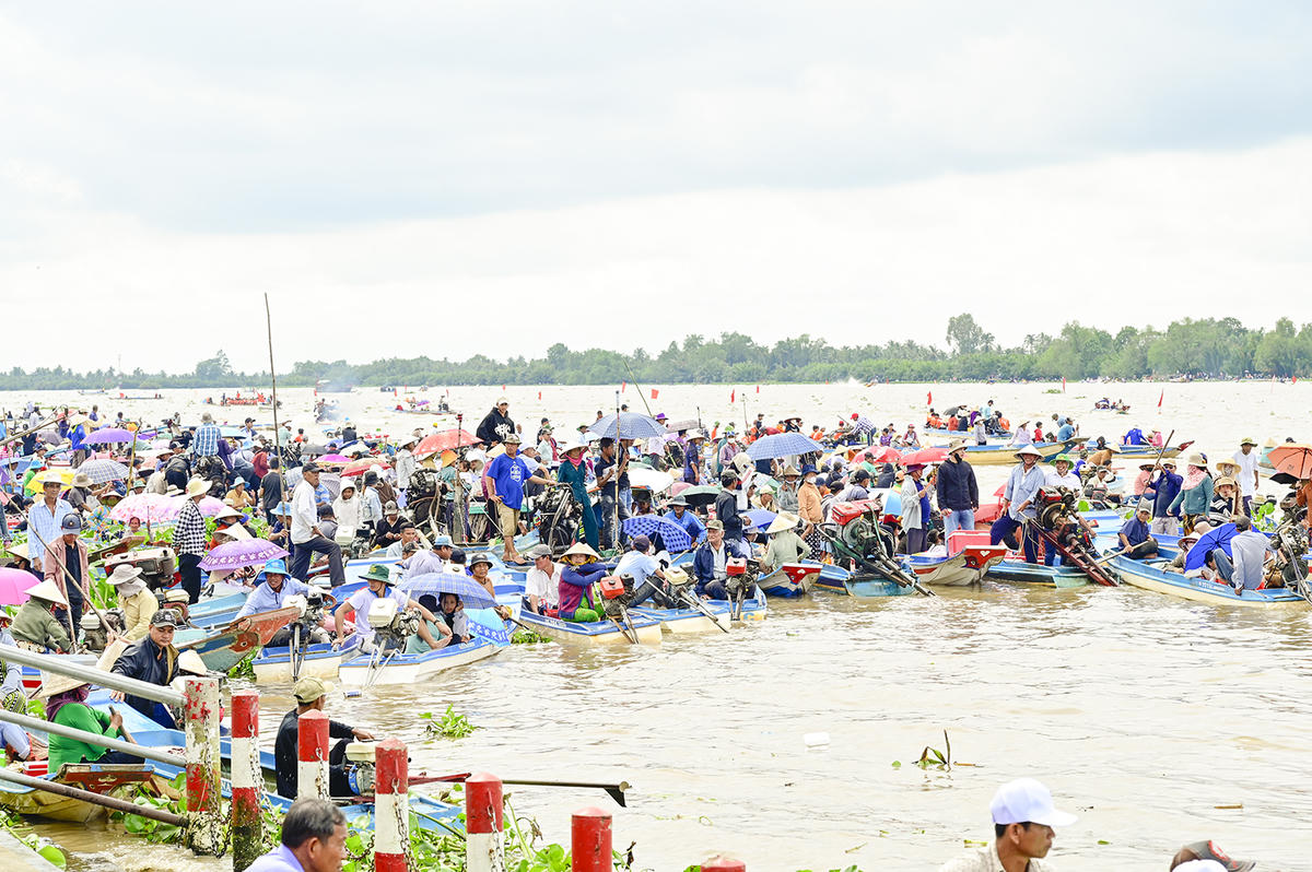 Đông đảo người dân tề tựu về khán đài bờ sông Cái lớn, xã Gò Quao (An Giang) xem thi đấu giải ghe ngo tại Ngày hội Văn hóa, Thể thao và Du lịch đồng bào Khmer tỉnh An Giang lần thứ XVII năm 2025. Ảnh Nguyễn Minh.