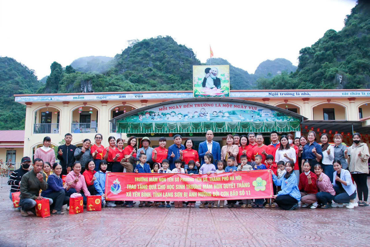 Giáo viên, nhân viên và phụ huynh Trường Mầm non Yên Sở (Hà Nội) gửi những phần quà tới&nbsp;Trường Mầm non Quyết Thắng (tỉnh Lạng Sơn).