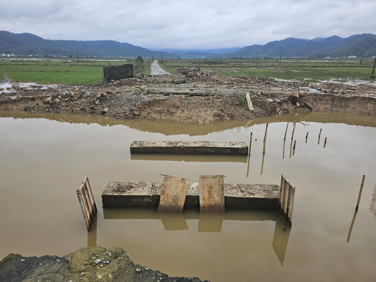 Lối vào "độc đạo" đi làm đồng của bà con HTX Nông nghiệp Hồng Phú qua cầu Ao Hồ bị ngăn cách từ khi xây lại cầu. Ảnh: Quốc Thanh.