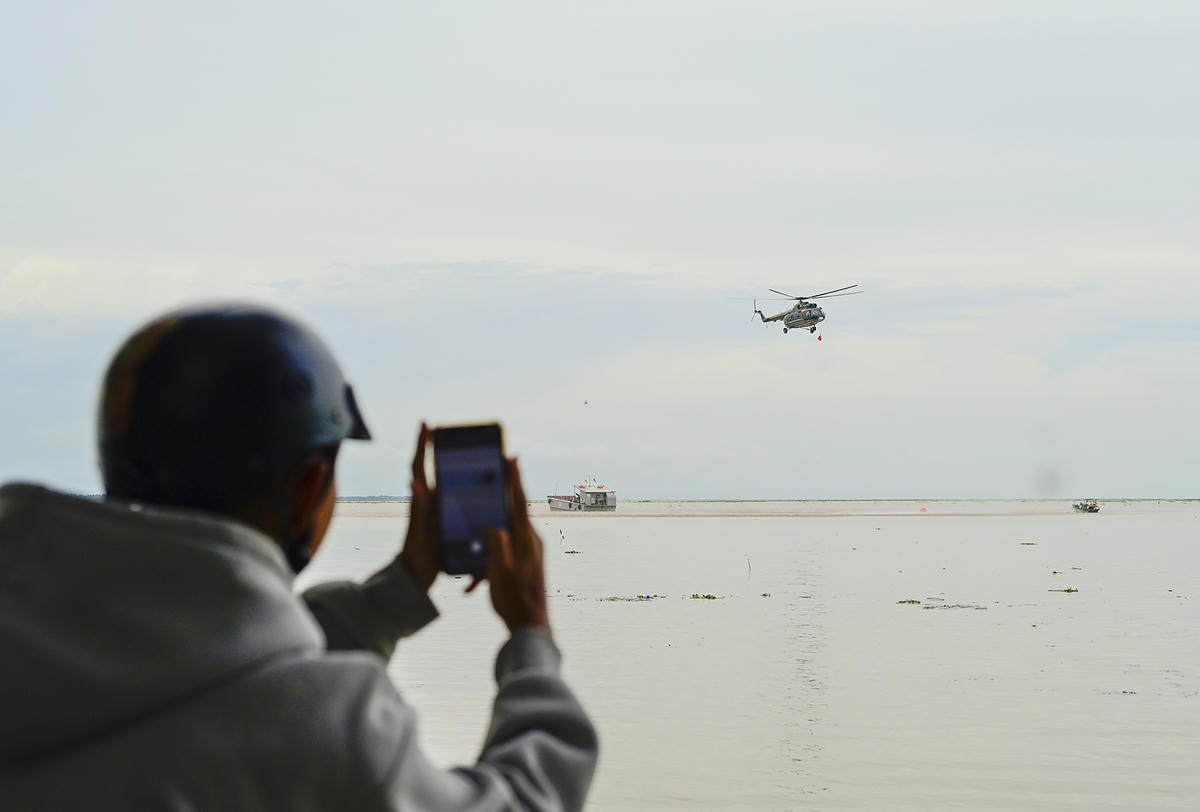 Đợt bay góp phần nâng cao trình độ tổ chức, chỉ huy, khả năng ứng phó cứu hộ cứu nạn, khẳng định bản lĩnh, trình độ và tinh thần trách nhiệm của cán bộ, phi công, thành viên tổ bay của Trung đoàn 917. Ảnh Nguyễn Minh.