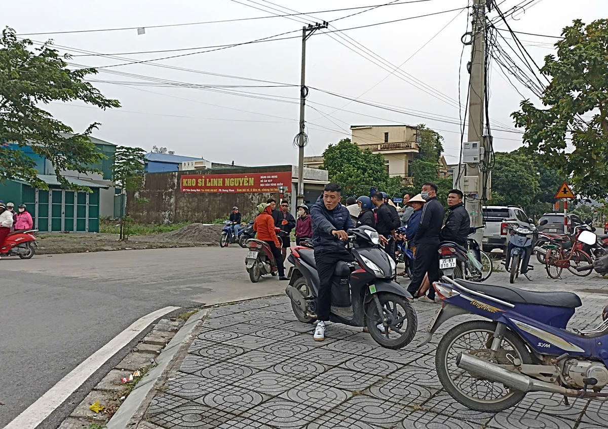 Người dân theo dõi quá trình làm việc của Công an. Ảnh: T.N