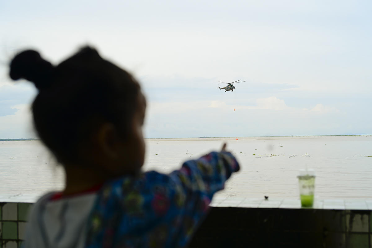 Một em bé thích thú chỉ tay về máy bay huấn luyện trên biển. Ảnh Nguyễn Minh.