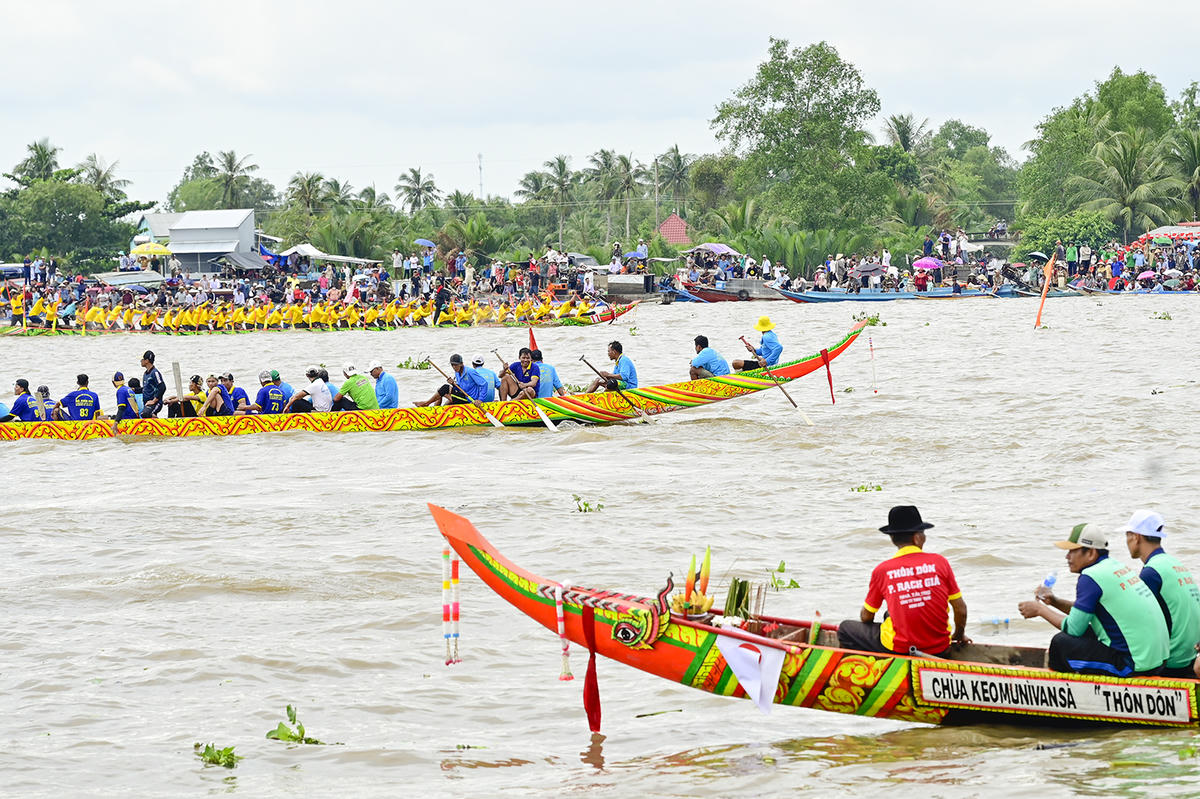 Đua ghe ngo được xem là linh hồn của Ngày hội Văn hóa, Thể thao và Du lịch đồng bào Khmer tỉnh An Giang. Ảnh Nguyễn Minh. 