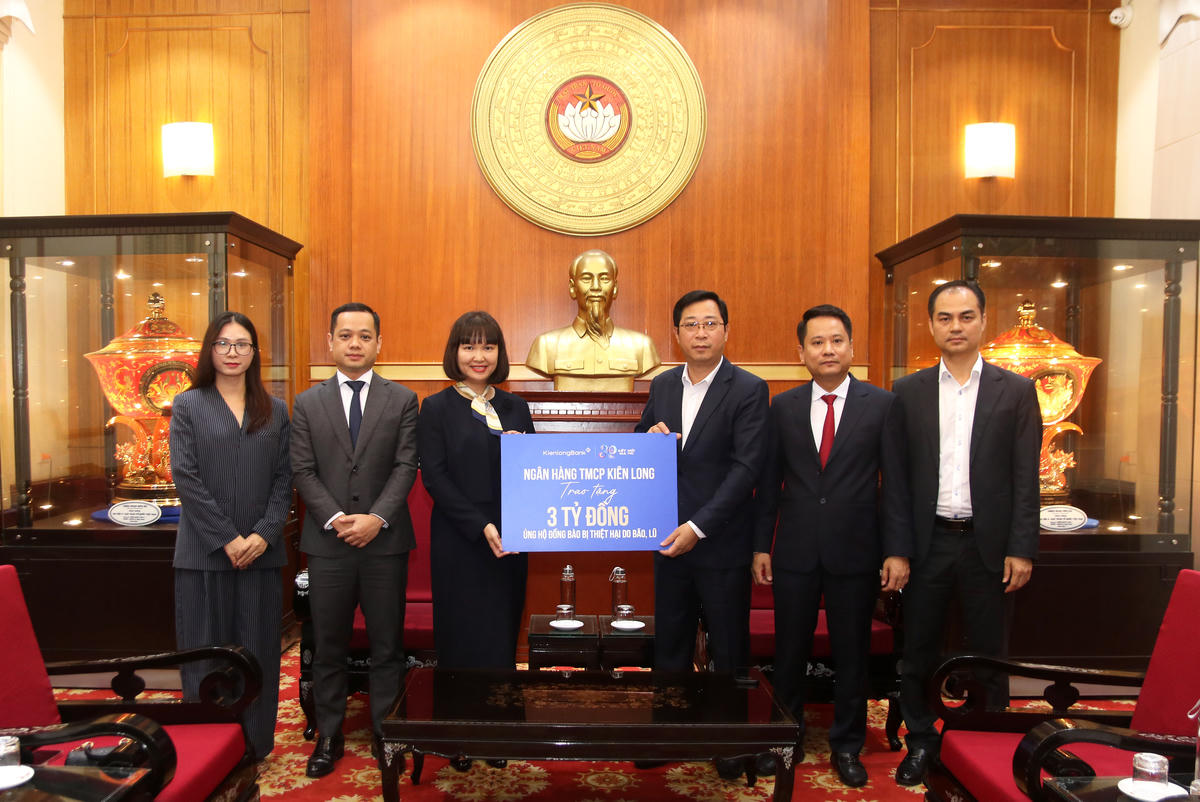 Ông Cao Xuân Thạo tiếp nhận ủng hộ từ&nbsp;Ngân hàng TMCP Kiên Long. Ảnh: Tiến Đạt.