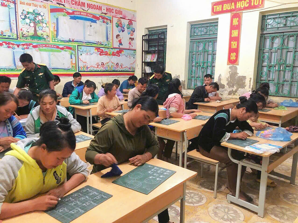Một lớp xóa mù chữ ở tỉnh Lai Châu. Ảnh: N.C.