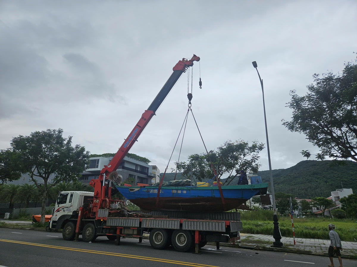 Ngư dân cẩu tàu lên bờ tránh bão số 13. Ảnh: Nguyễn Tú.