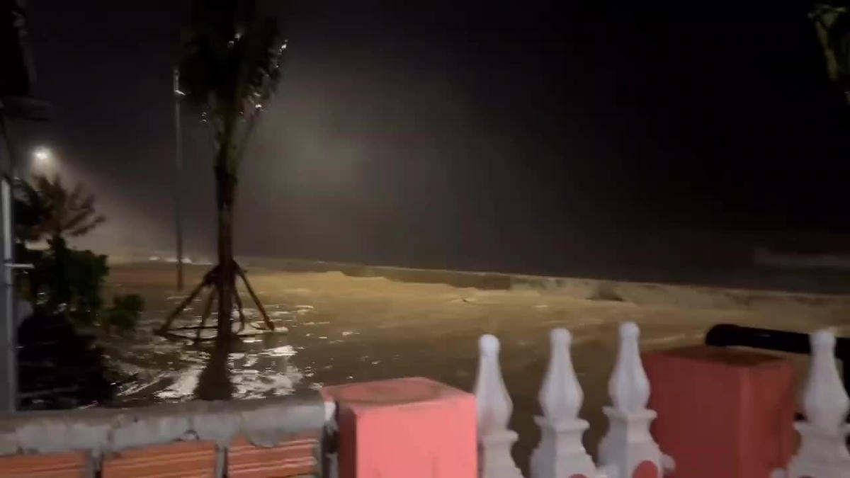 Sóng biển dâng cao tràn vào khu dân cư ở đặc khu Lý Sơn. Ảnh: CV.