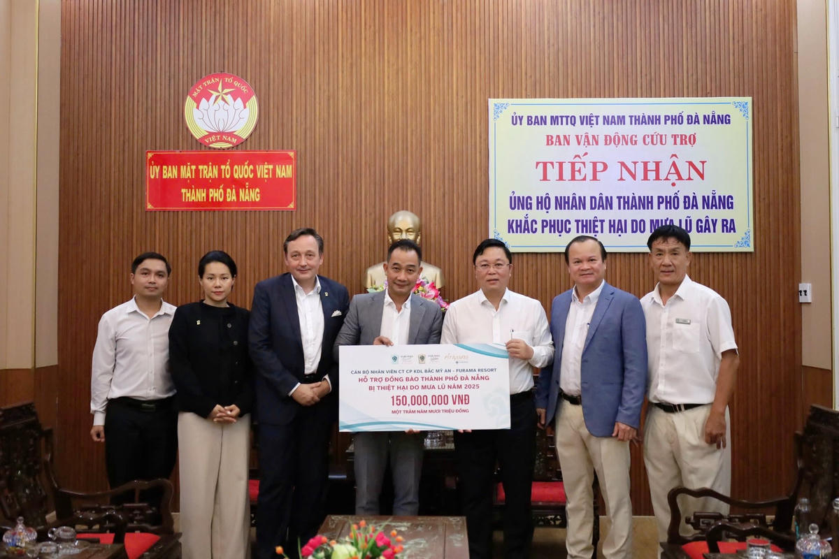 Công ty CP Khu du lịch Bắc Mỹ An ủng hộ cứu trợ 150 triệu đồng. Ảnh: Nguyễn Tú.