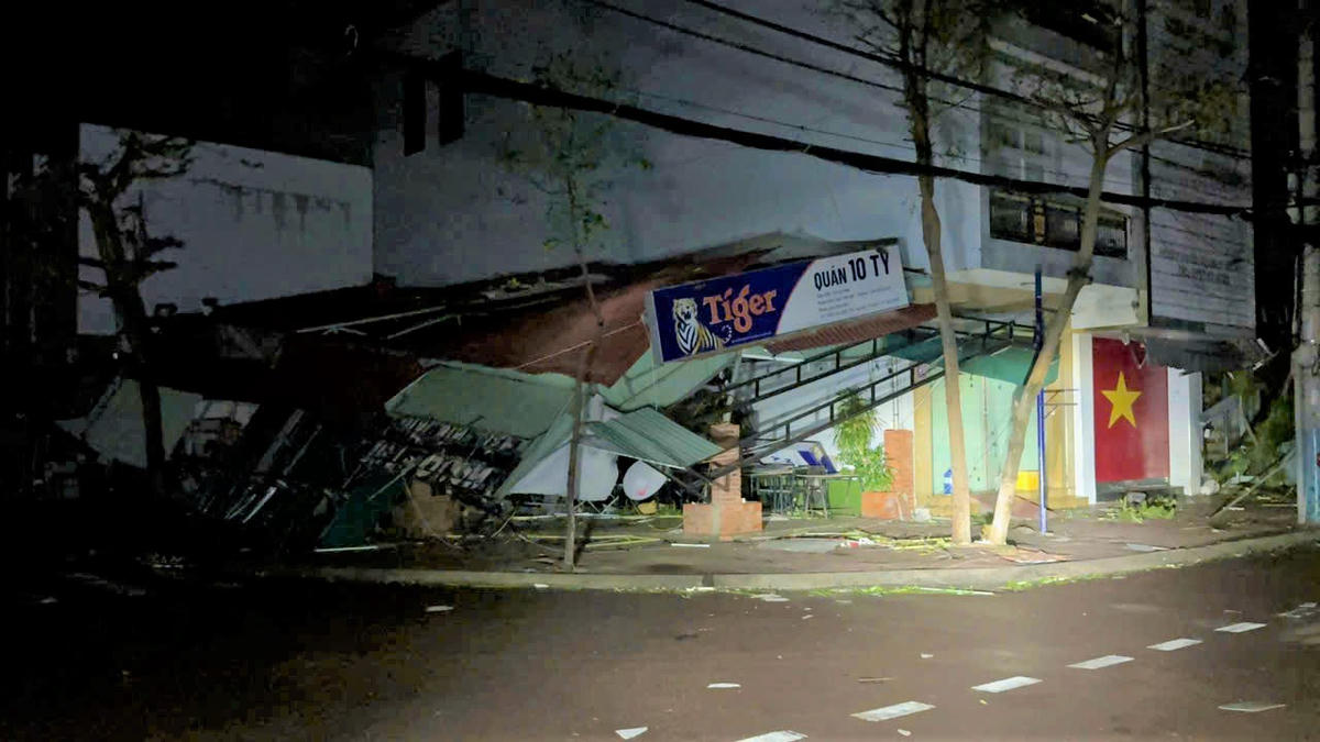 Một quán ăn bị gió bão số 13 làm đổ sập hoàn toàn. Ảnh: Tấn Thành.