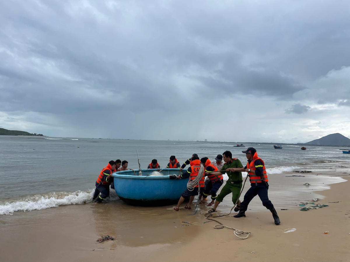 Lực lượng Công an đã giúp dân di dời tàu thuyền đến nơi neo đậu an toàn. Ảnh: SĐ.